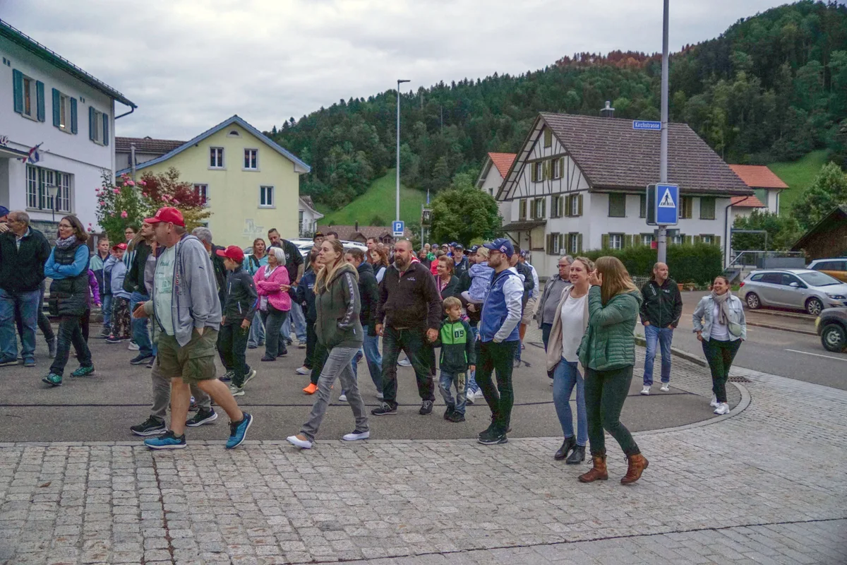 Das Publikum folgt den Trychlern gleich in den Saal.